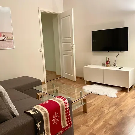 Spacious With Wifi And Parking דירה *